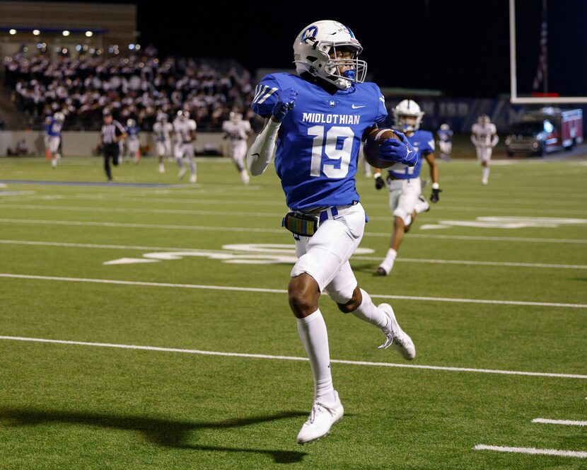 Midlothian wide receiver Bryant Wesco (19) looks for the Red Oak defense as he scores on a...