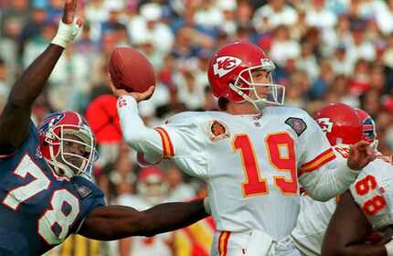 Joe Montana se retiro de la NFL después de jugar dos temporadas para los Chiefs de Kansas City.