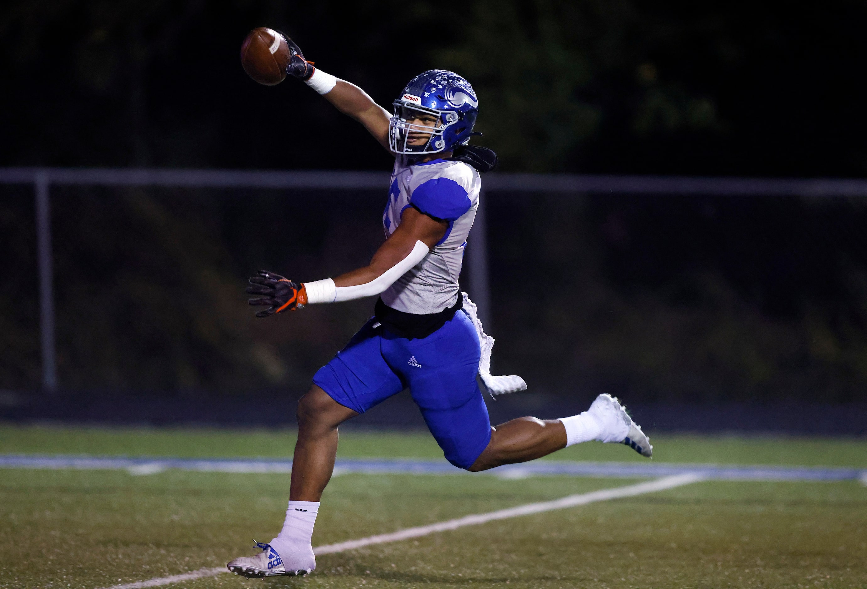 Fort Worth Nolan linebacker Samu Vave (15) races for a second quarter touchdown after...