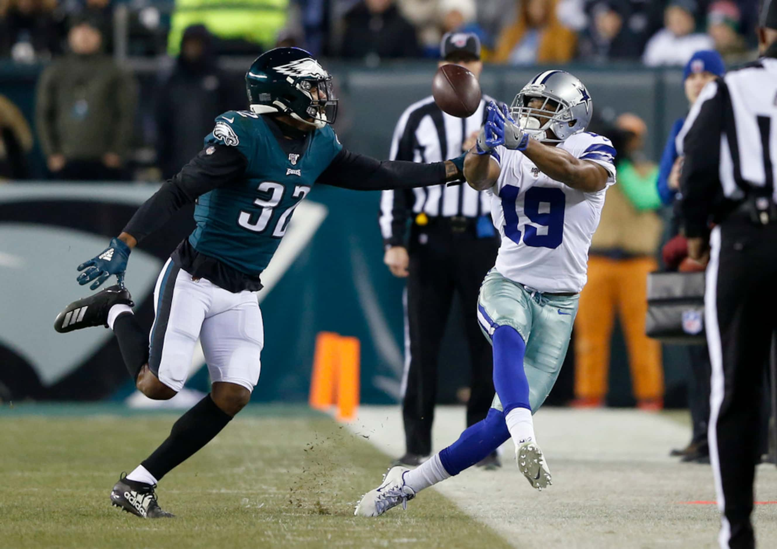 Dallas Cowboys wide receiver Amari Cooper (19) reaches for an overthrown ball from Dallas...