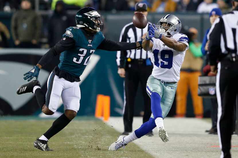 Dallas Cowboys wide receiver Amari Cooper (19) reaches for an overthrown ball from Dallas...