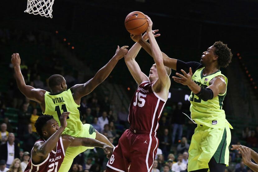 Baylor forward Freddie Gillespie, right, reaches for a rebound with Oklahoma forward Brady...