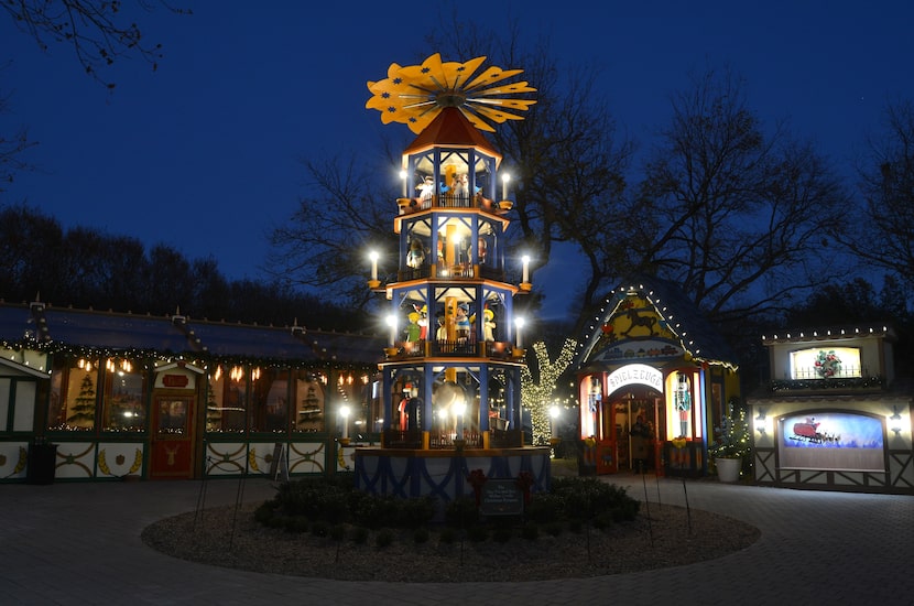 La Villa Navideña alberga esta pirámide que tiene luces, música y movimiento.