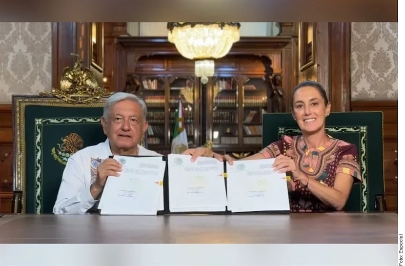 Andrés Manuel López Obrador firmó junto a la presidenta electa la reforma al poder judicial...