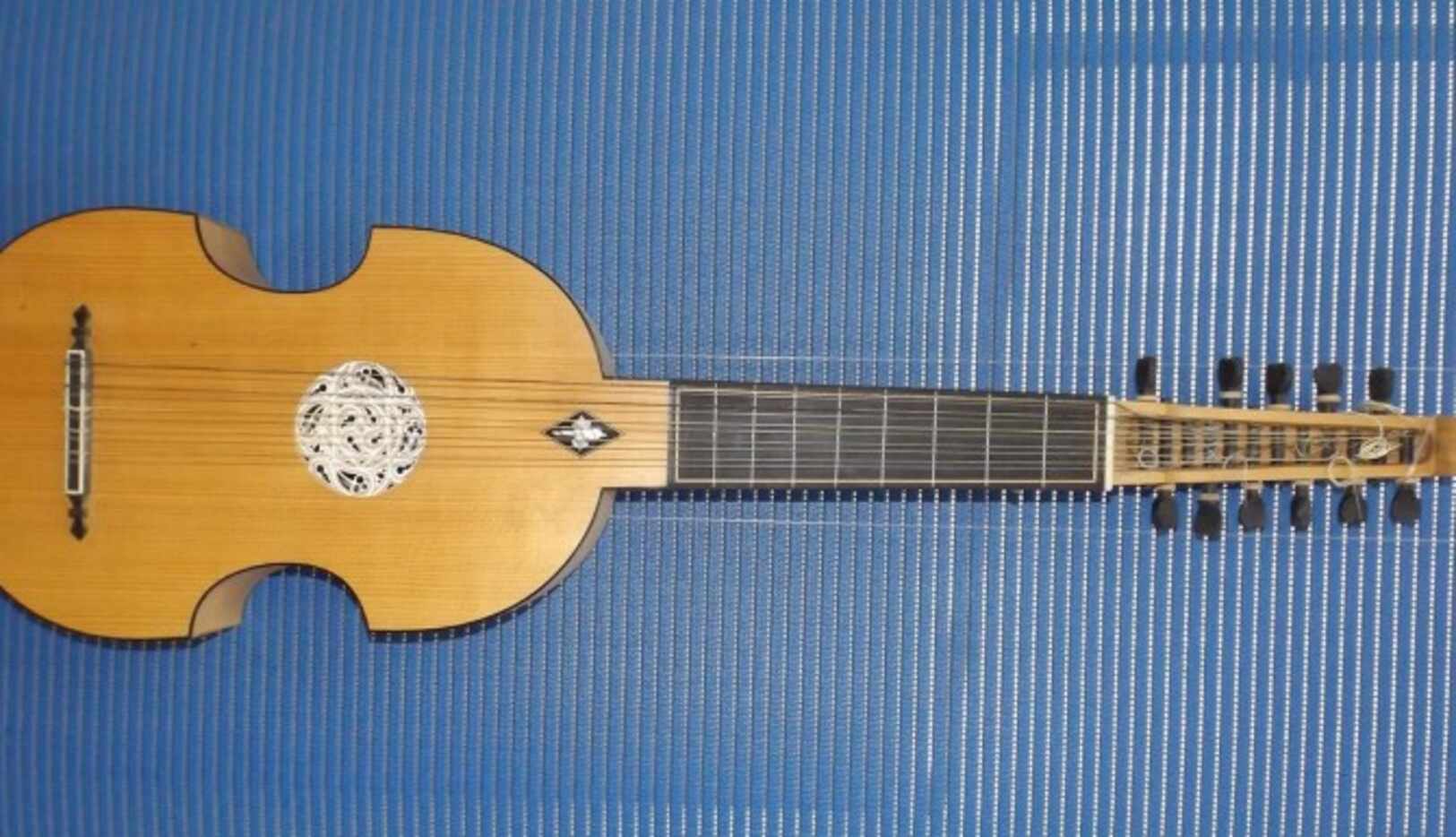 Las guitarras serán traídas de Paracho, considerada la capital de la guitarra en México....