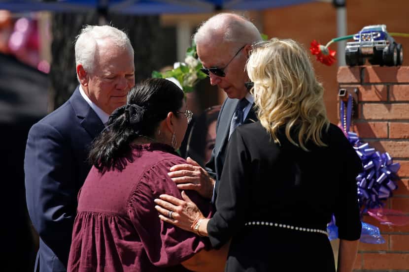 ARCHIVO - El presidente Joe Biden y la primera dama Jill Biden consuelan a la directora...