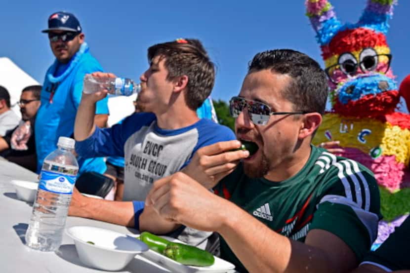 Mark Hinojosa, de 21 años, e Isaac Ríos, de 32, compiten el concurso de quién come más...