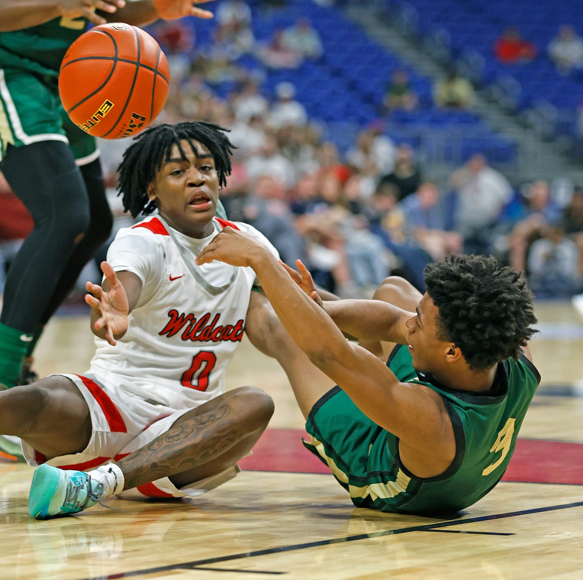 Richardson Lake Highlands Jaylen Washington (0) battles DeSoto Valrick Halliburton (3) for a...