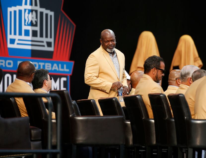 Former Dallas Cowboys player Emmitt Smith looks for his seat at the 2017 Pro Football Hall...