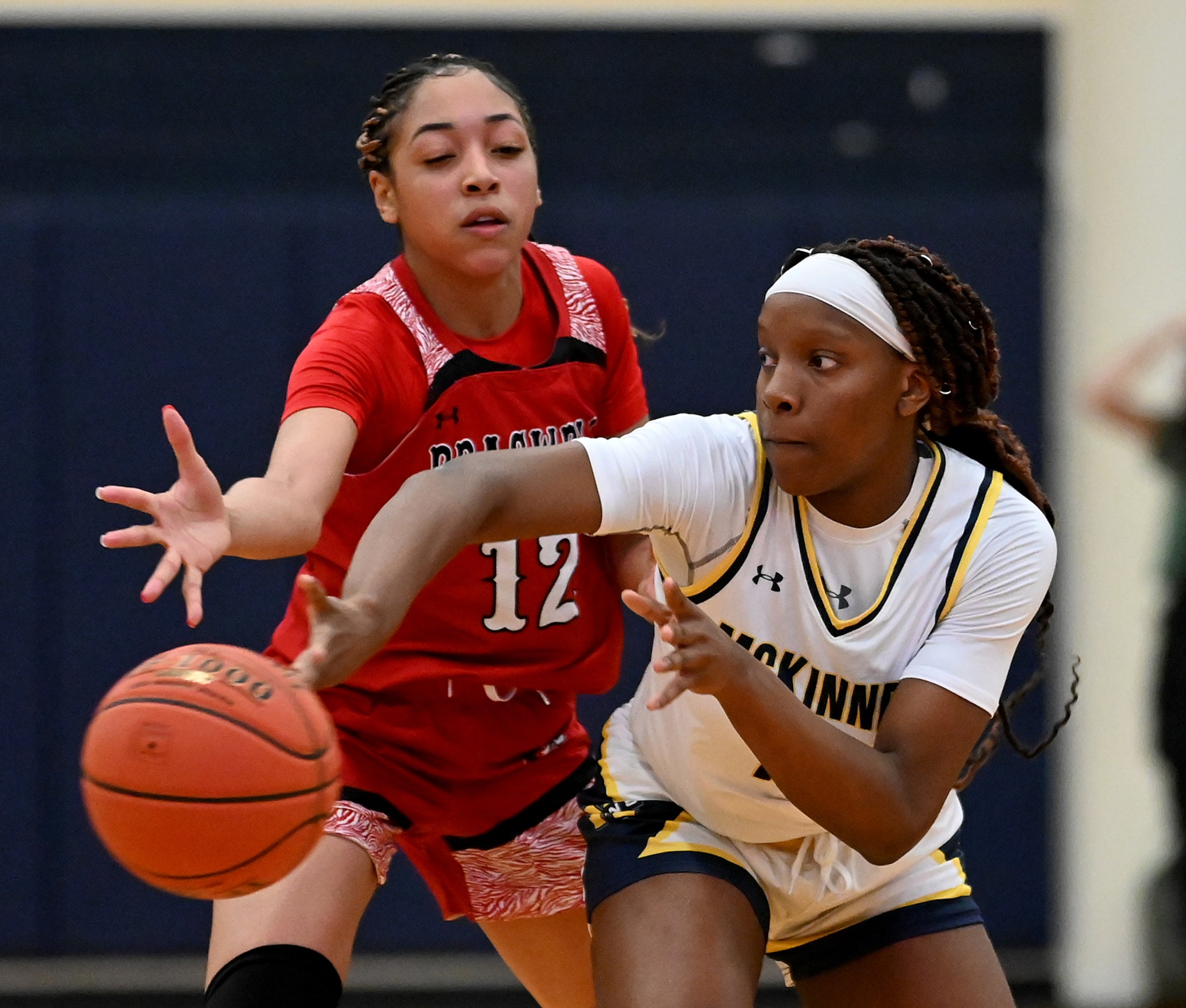 McKinney’s Adaugo Okpala (11) passes around Braswell’s Jazmyne Jackson (12) in the first...