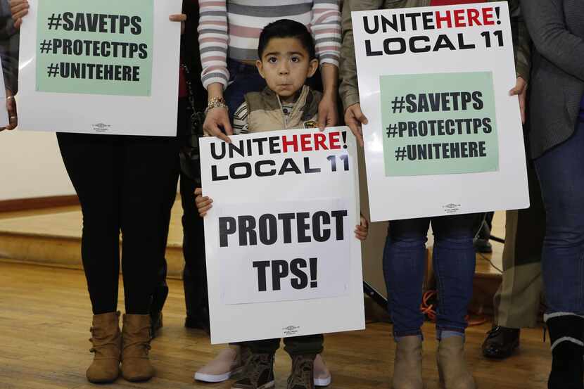Una niña porta un cartel en apoyo al TPS para inmigrantes de El Salvador.(AP)
