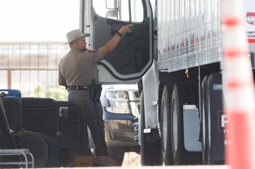 Un oficial de Texas realiza una inspección a un camión tras el fin del bloqueo de choferes...