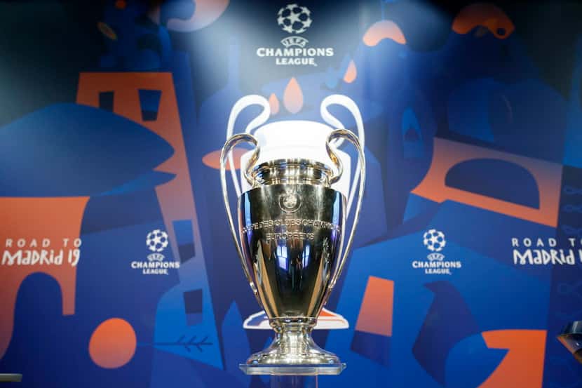 El trofeo para el campeón de la Champions League espera este año al Real Madrid o al Liverpool.