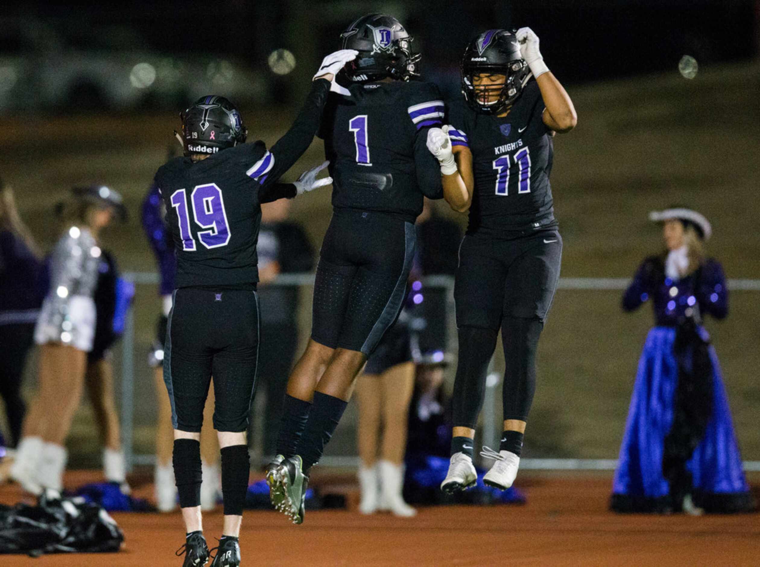 Frisco Independence quarterback Braylon Braxton (1) celebrates a touchdown with receiver...