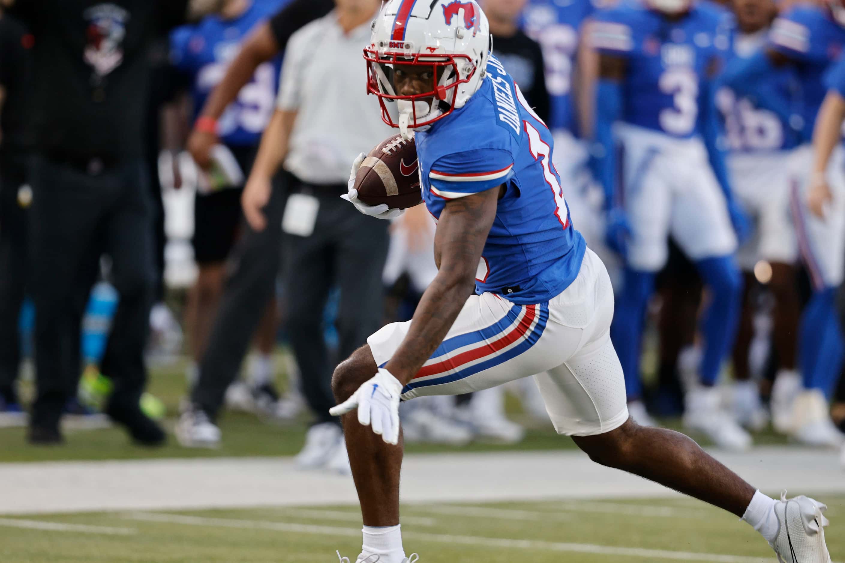 SMU wide receiver Roderick Daniels Jr. (13) runs into the end zone for a touchdown during...