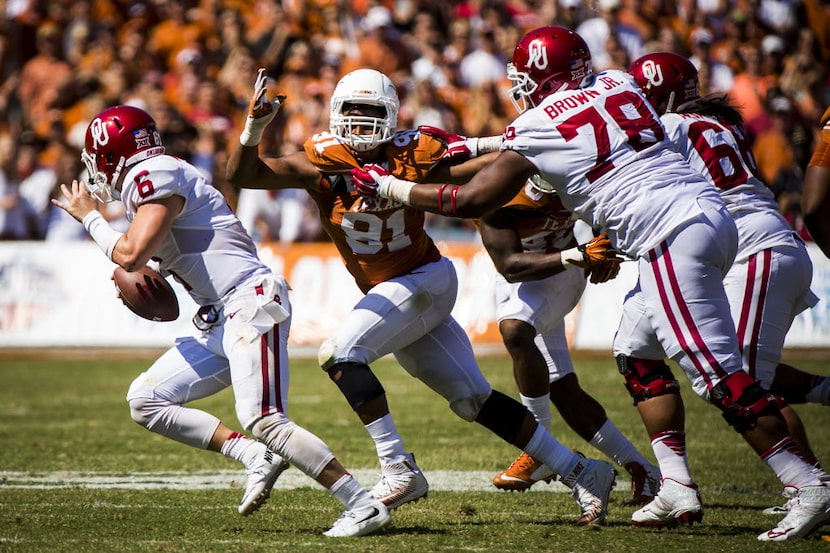 Oklahoma quarterback Baker Mayfield (6) scrambles. (Smiley N. Pool/The Dallas Morning News)