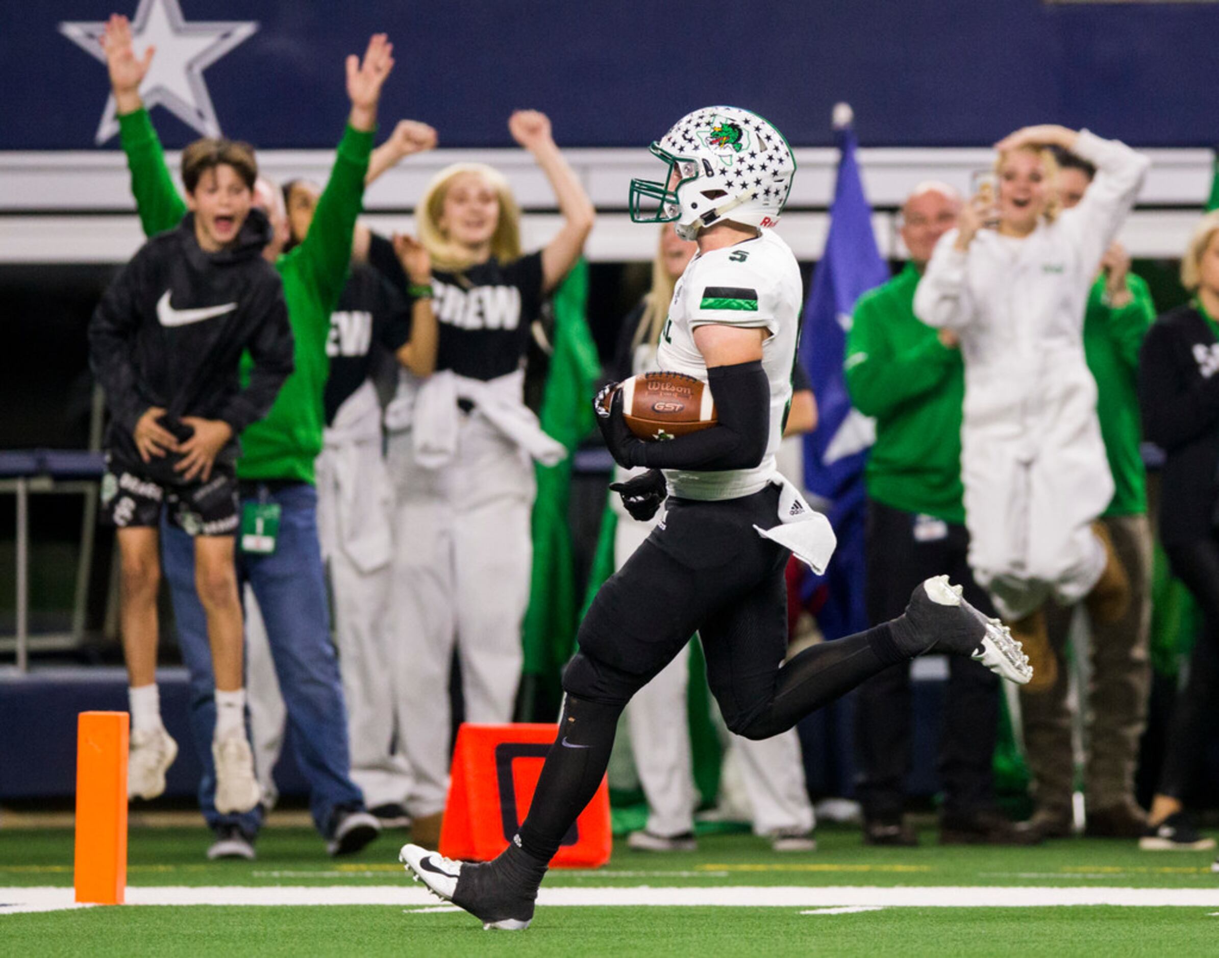 Southlake Carroll wide receiver Owen Allen (4) runs to the end zone for a touchdown during...