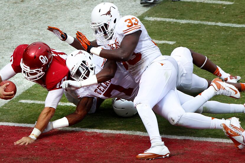Oklahoma Sooners quarterback Blake Bell (10) dives for the end zone and score the first...
