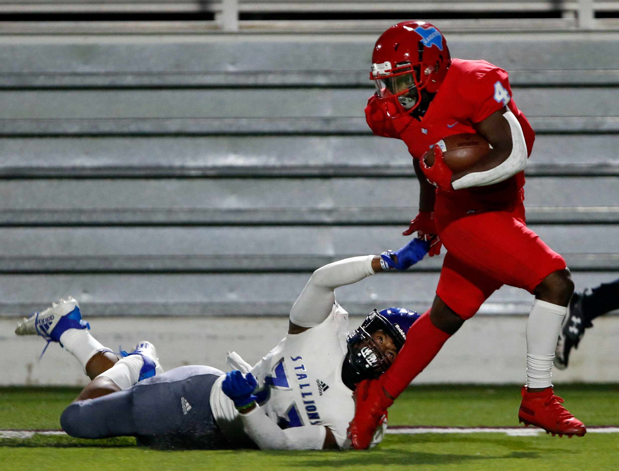 North Mesquite's Isaiah Ikihine (33) can't stop Skyline?s Qualon Farrar (4) from running for...