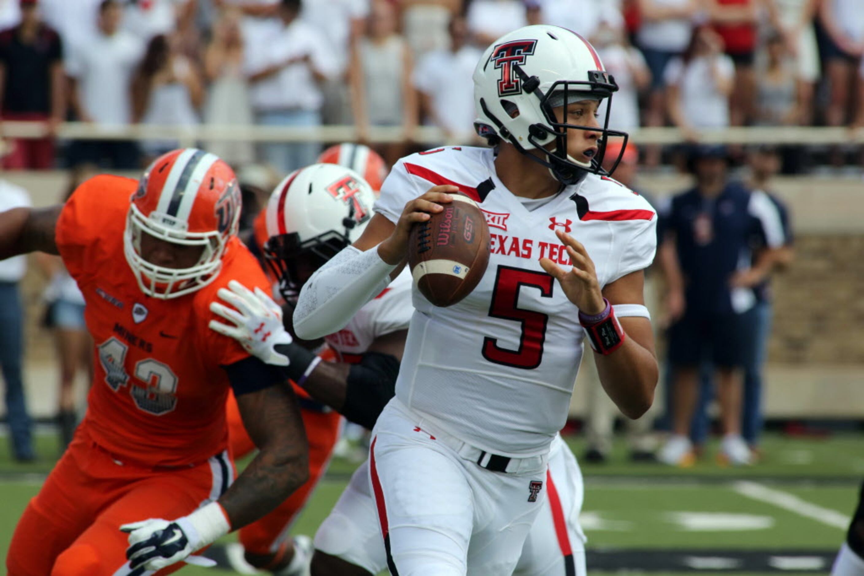 Patrick Mahomes throws five TD passes, leads Texas Tech past Louisiana Tech