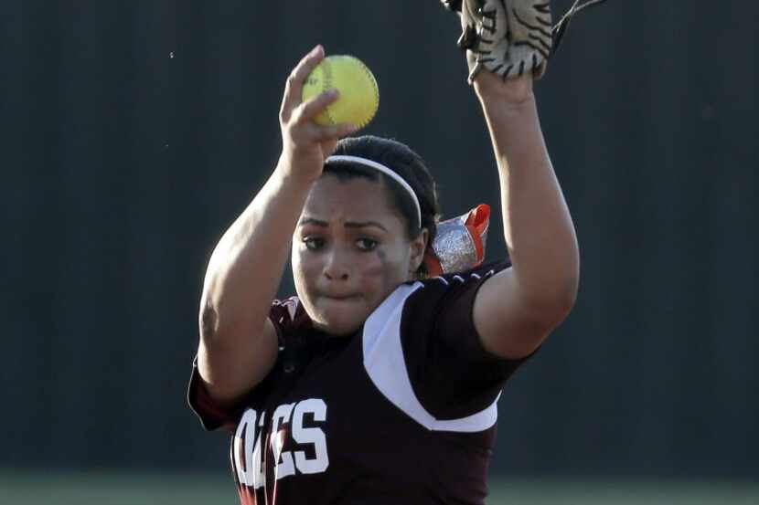 Mansfield Timberview sophomore starting pitcher Mariah Denson (22) throws during a high...