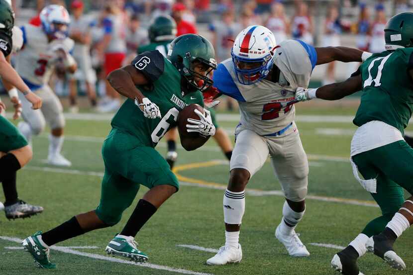 Kennedale's Cameron Hynson (6) rushes as Midlothian Heritage's D'Angelo Freeman (21) defends...