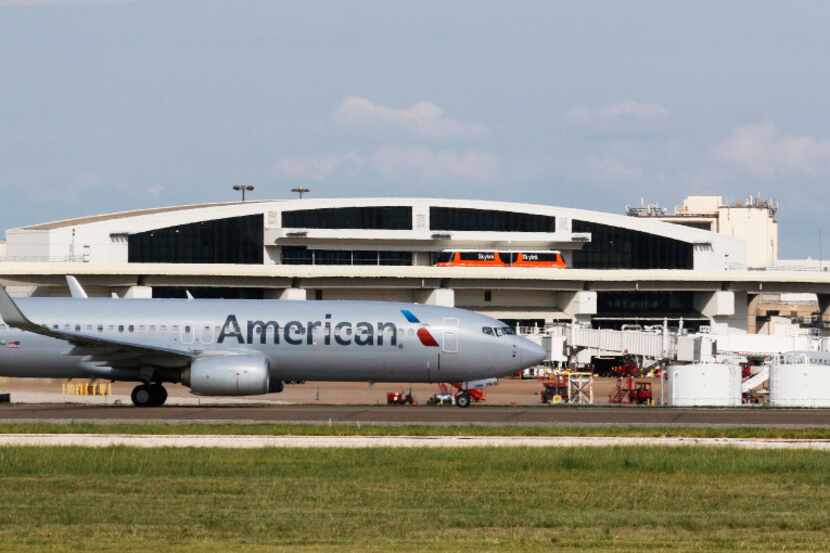 American Airlines plane moves on the tarmac at DFW International Airport