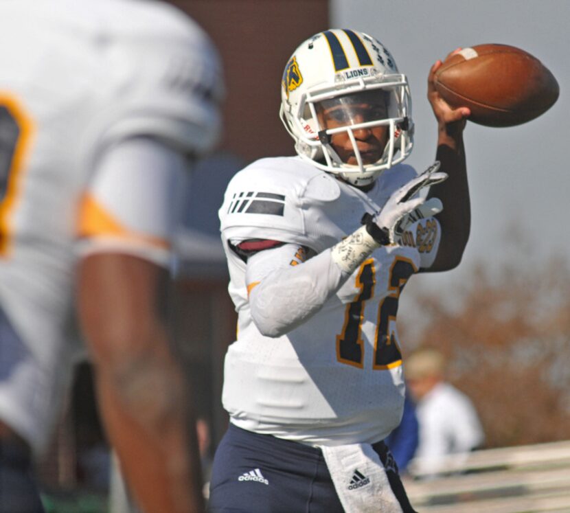 Prestonwood junior quarterback Twayne Blackwell (12) passes to sophomore Michael Irvin (88)...