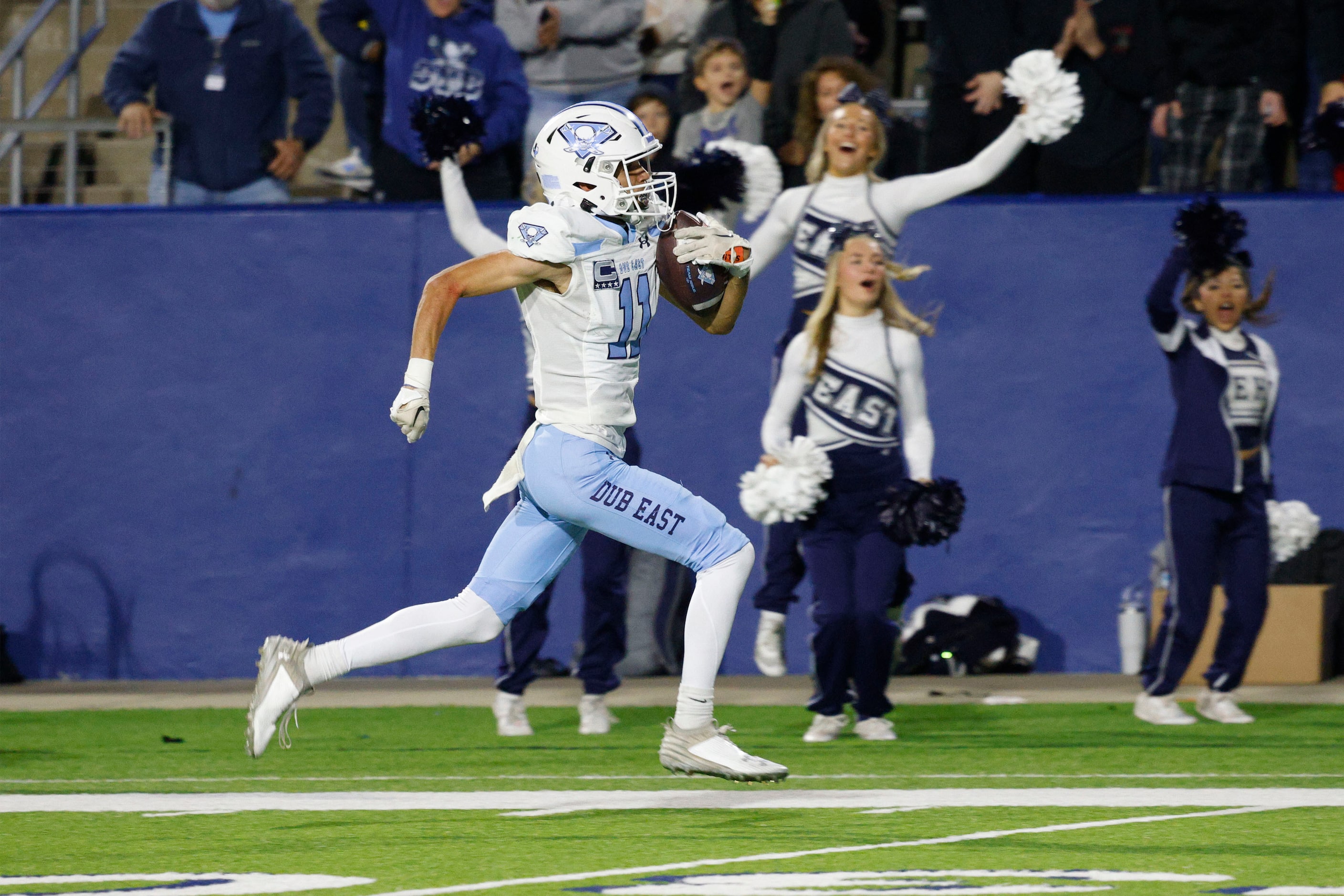 Wylie East's Amarean Porter (11) runs for a touchdown in the first half of a high school...