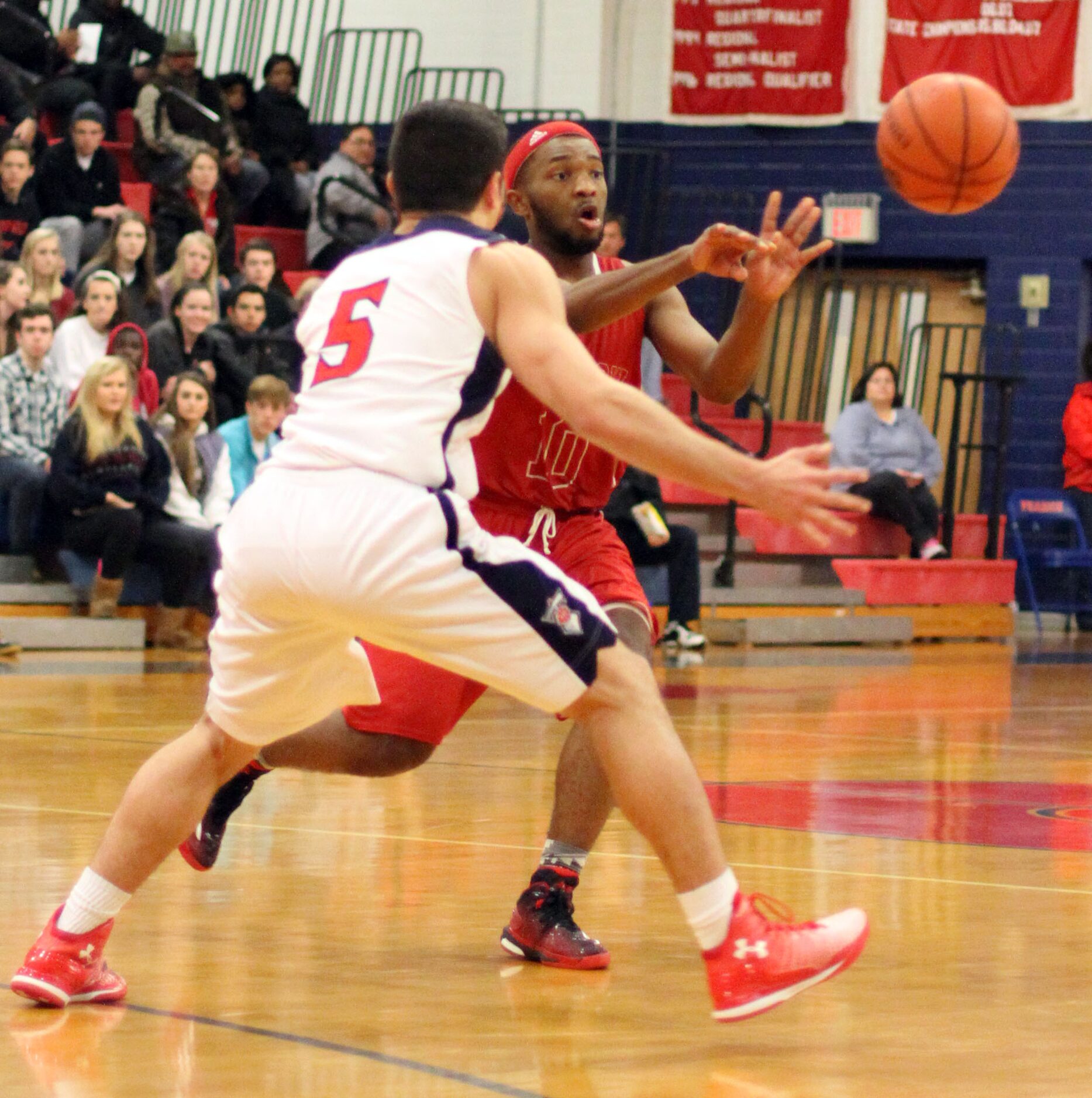 Woodrow Wilson point guard Dennis Shouse (10) passes to a teammate while defended by Frisco...