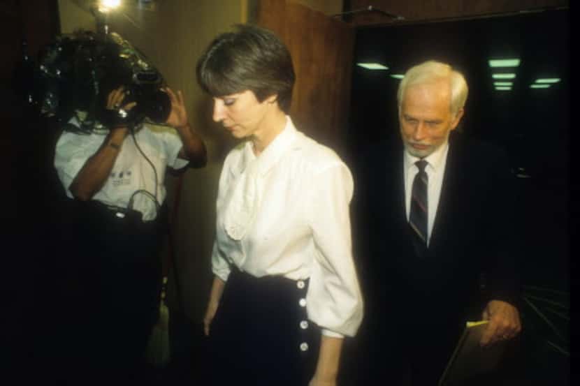 En esta foto de archico de 1992, Frances “Fran” y Daniel Keller dejan el juzgado tras dar...