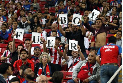 Aficionados de las Chivas piden la salida del DT Tomás Boy.