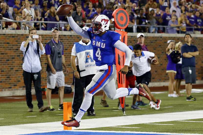 SMU quarterback Matt Davis (4)  runs for a touchdown to give SMU the lead over James Madison...