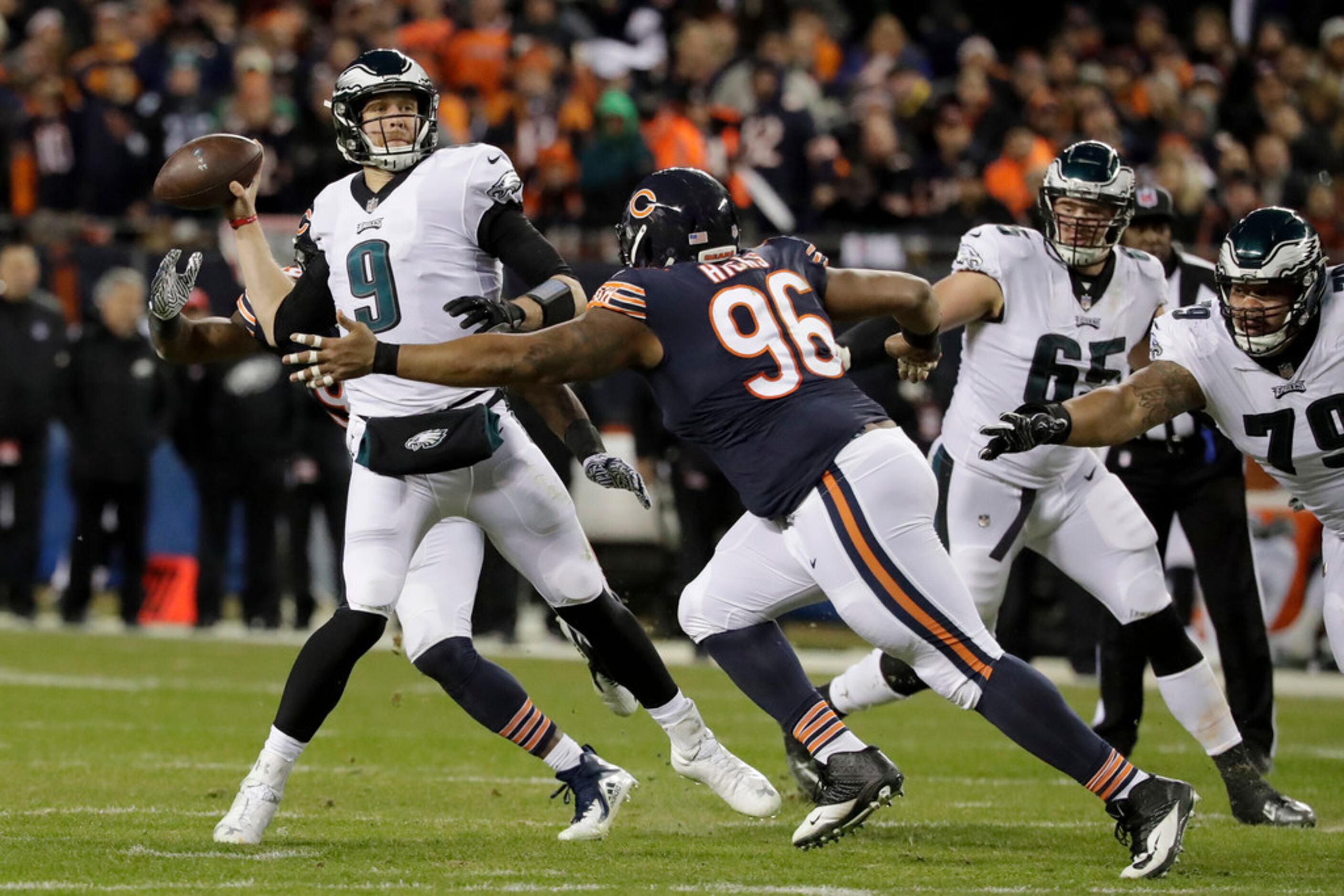 Nick Foles leads Eagles to 16-15 upset of Bears in NFL playoffs