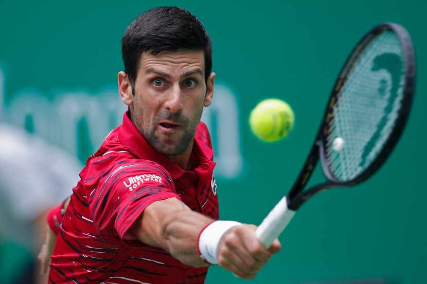 Novak Djokovic devuelve un servicio Stefanos Tsitsipas en el torneo de tenis Masters de...