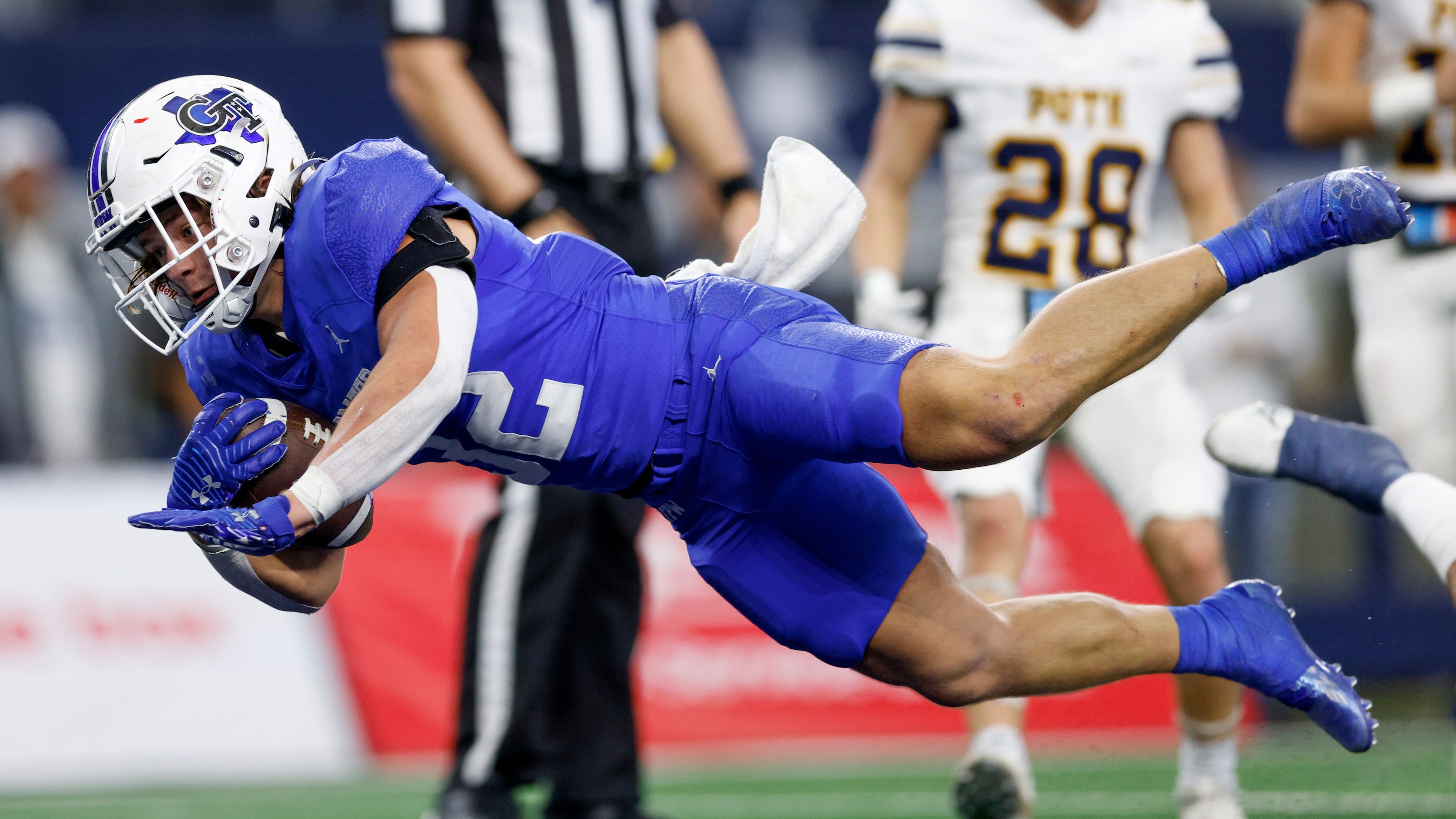 Gunter running back Ashton Bennett (32) dives into the end zone for a touchdown during the...