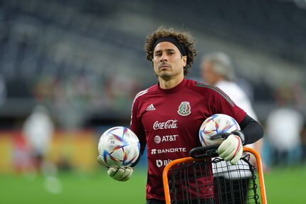 El portero de la selección mexicana, Guillermo Ochoa, durante una práctica en AT&T Stadium,...