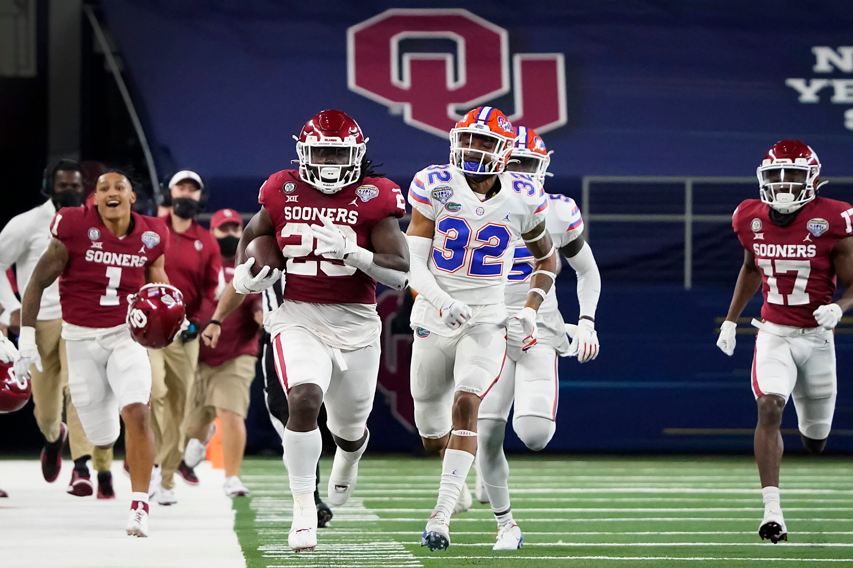 Oklahoma running back Rhamondre Stevenson (29) races down the sideline on a long run past...