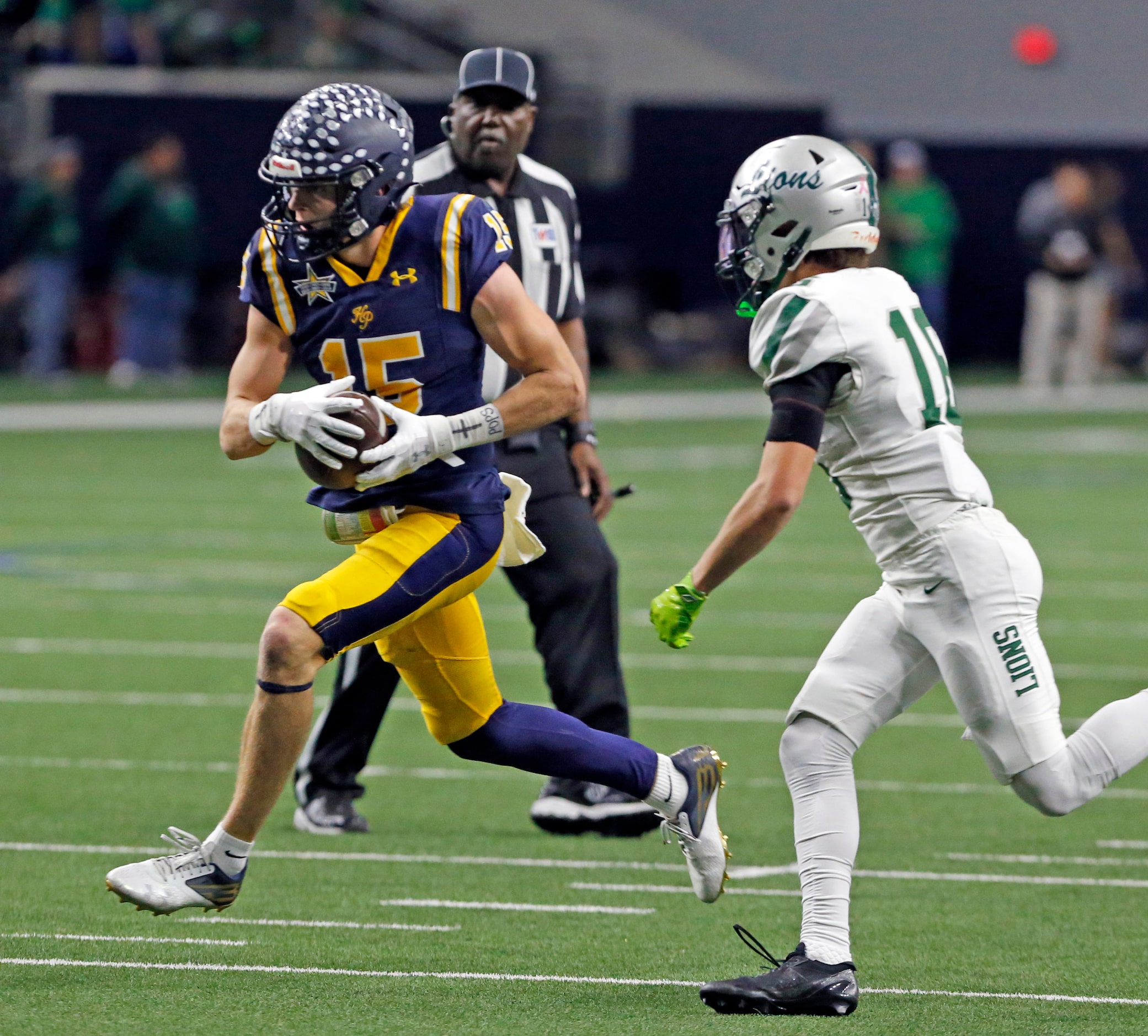 Highland Park High WR Benton Owens (15) advances his reception for a touchdown during the...