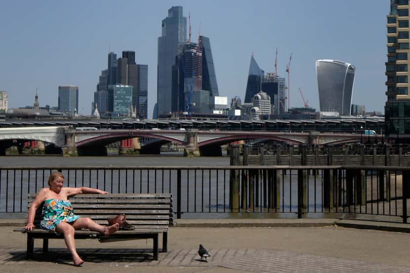 Una mujer asoleándose cerca del río Támesis en Londres el 17 de junio de 2022.