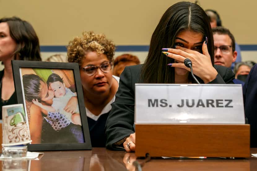 En esta foto del 10 de julio, Yazmin Juárez reacciona al ver fotos de su hija Mairee, de un...