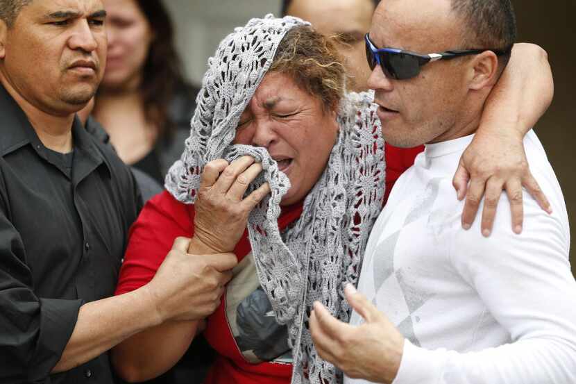 Norma Ochoa, la abuela de José Cruz, llora durante el funeral de su nieto, que fue matado...