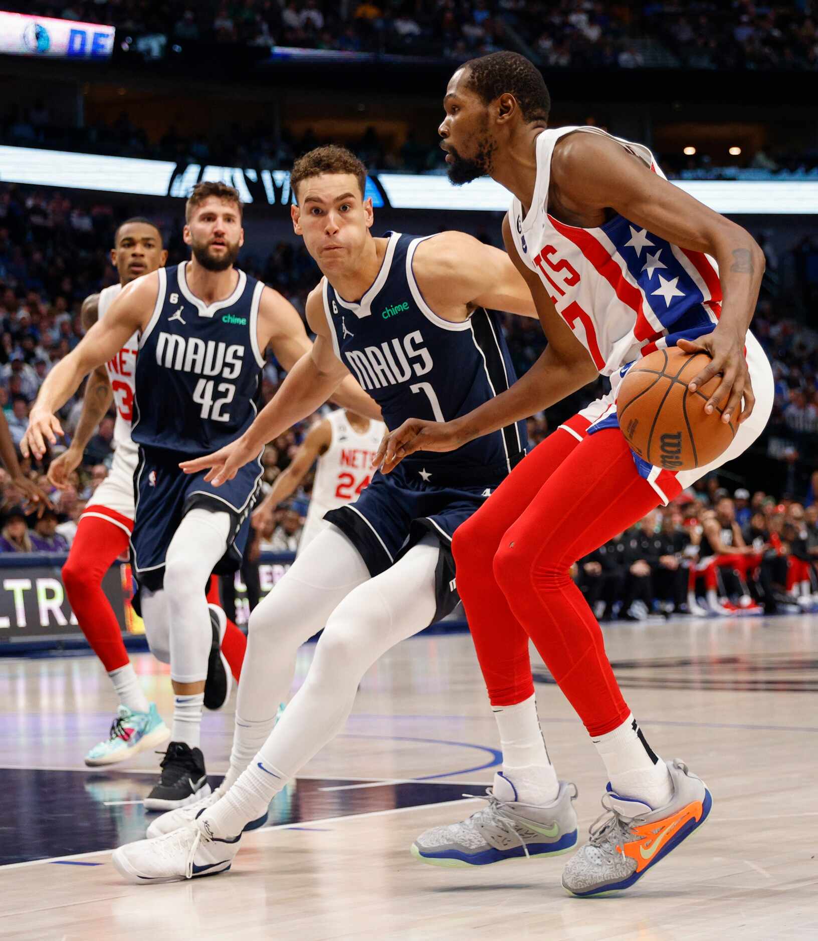 Dallas Mavericks center Dwight Powell (7) defends against Brooklyn Nets forward Kevin Durant...