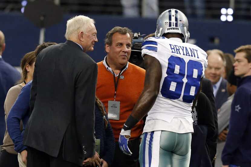 New Jersey governor Chris Christie (center) greets Dallas Cowboys wide receiver Dez Bryant...