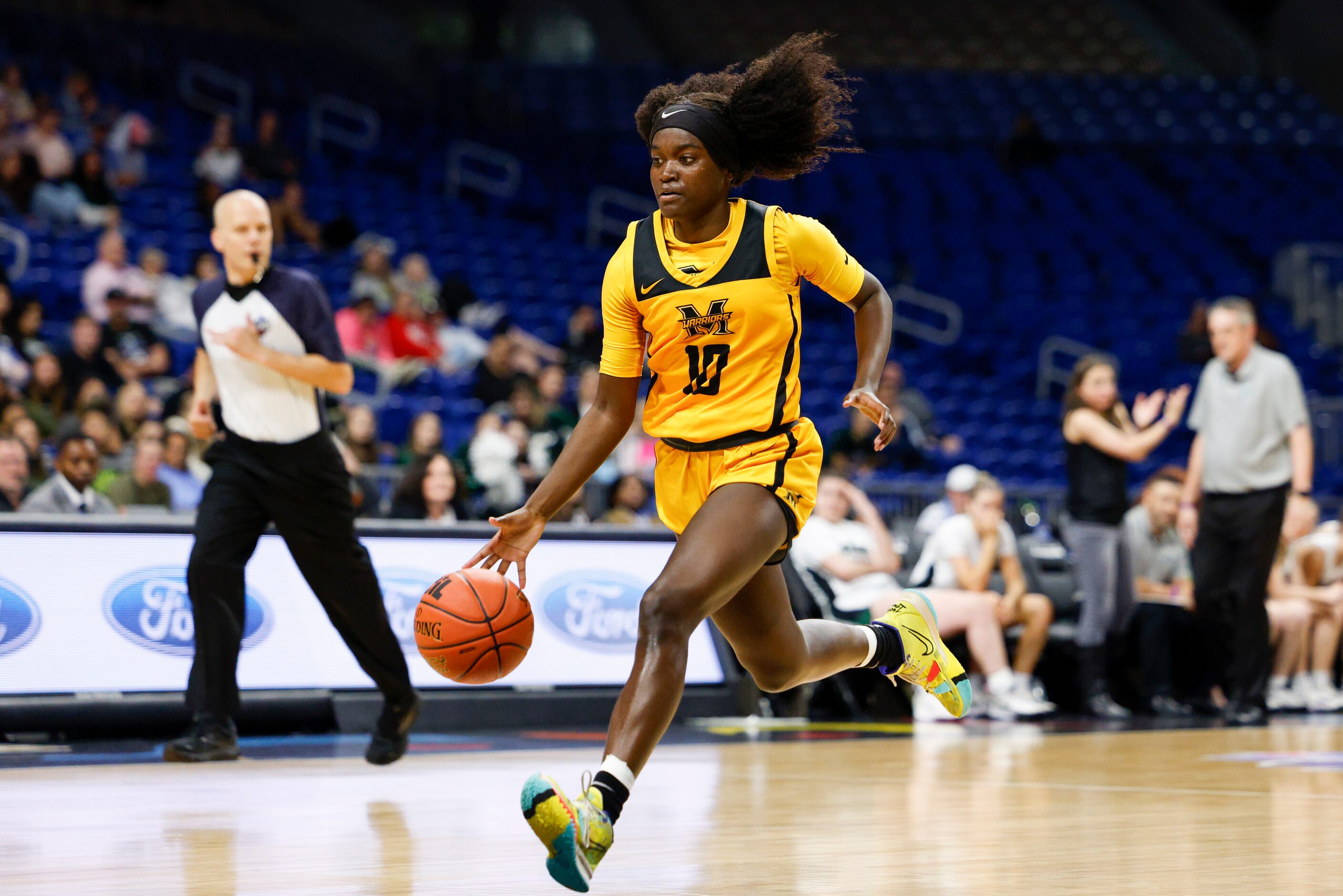 Frisco Memorial guard Jasmyn Lott (10) dribbles down the court during the fourth quarter of...