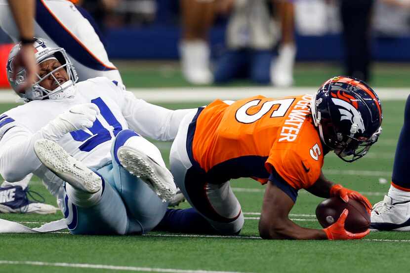 El tackle defensivo de los Cowboys de Dallas, Carlos Watkins (izq), captura al mariscal de...