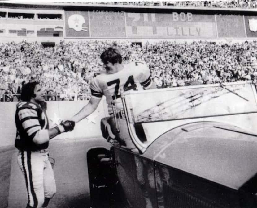 November 23, 1975 - Philadelphia Eagles guard John Niland (74) (left) shakes hands with...