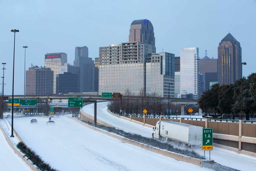 La nieve cubría la autopista 75 en la rampa de acceso al centro de Dallas el lunes por la...