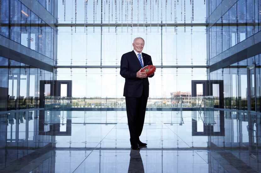 El dueño de los Cowboys de Dallas, Jerry Jones, tiene muchas decisiones importantes que...