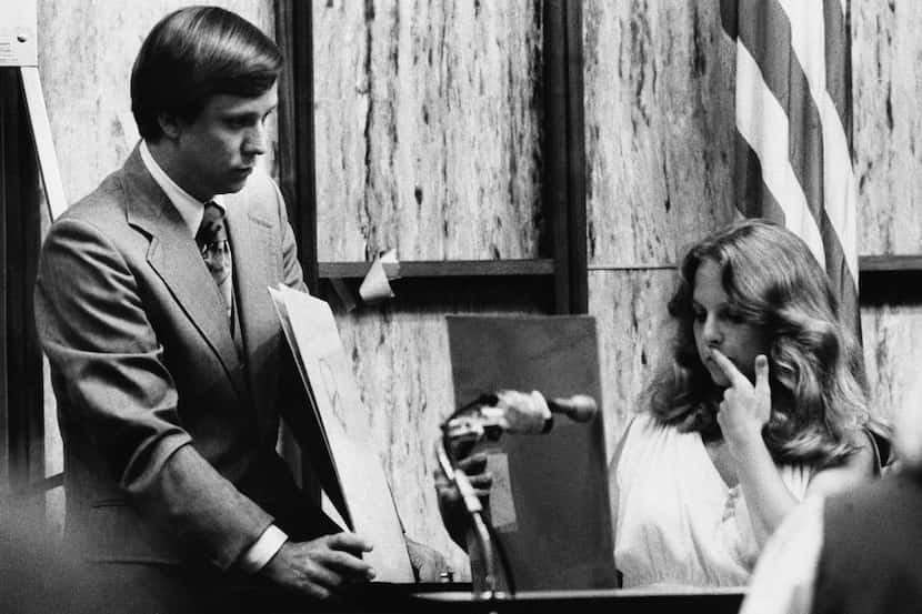 Nita Jane Neary (der.) durante el juicio contra el asesino serial Ted Bundy. La hipnosis fue...
